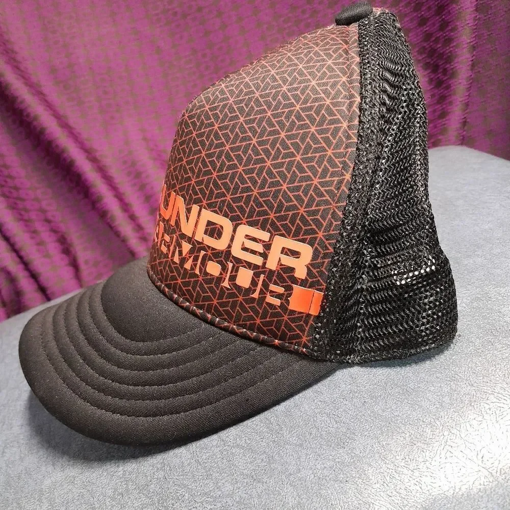 🤠Under Armour Boys' Youth Trucker Cap Like New